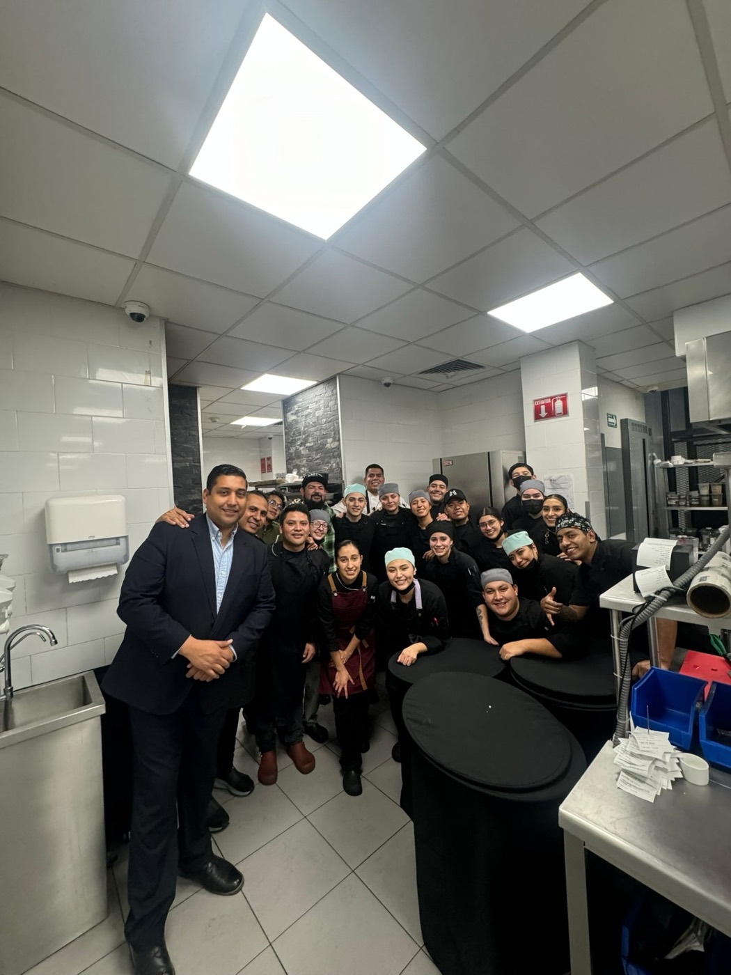 Héctor con el equipo de cocina de un steakhouse