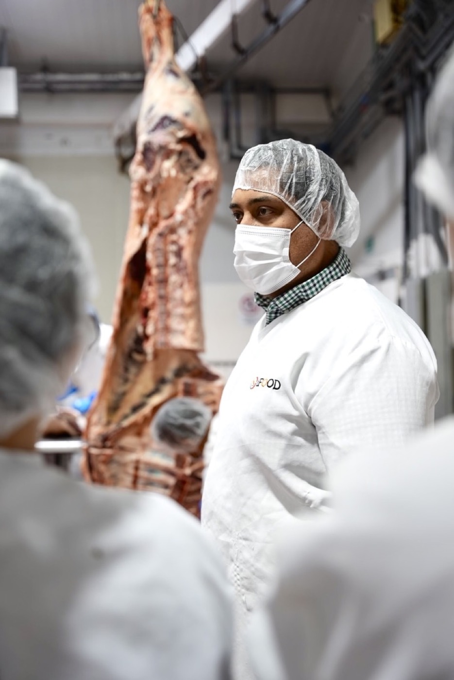 Héctor revisando producto en una planta de carne