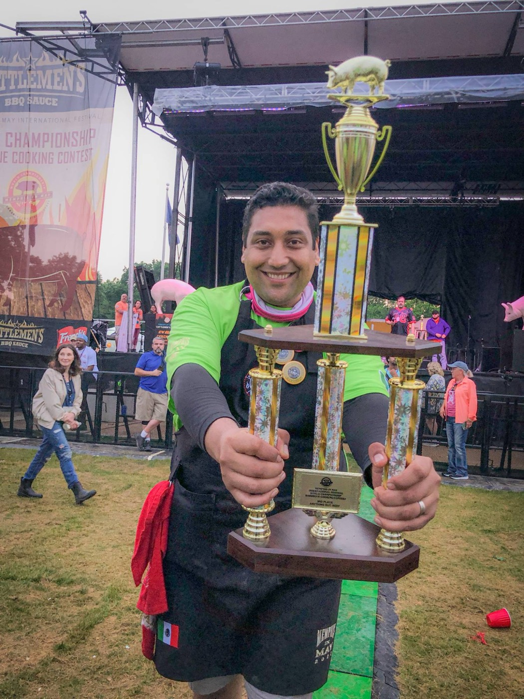 Héctor con un trofeo en Memphis in May
